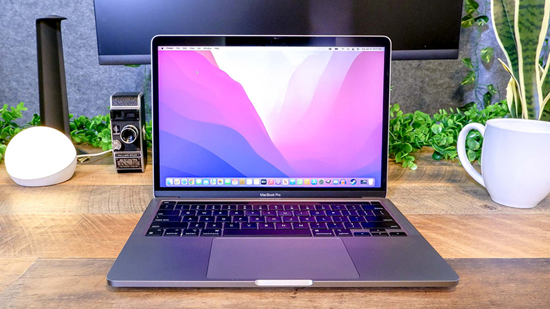 Hình ảnh MacBook Pro M2 màu Bạc bên ngoài